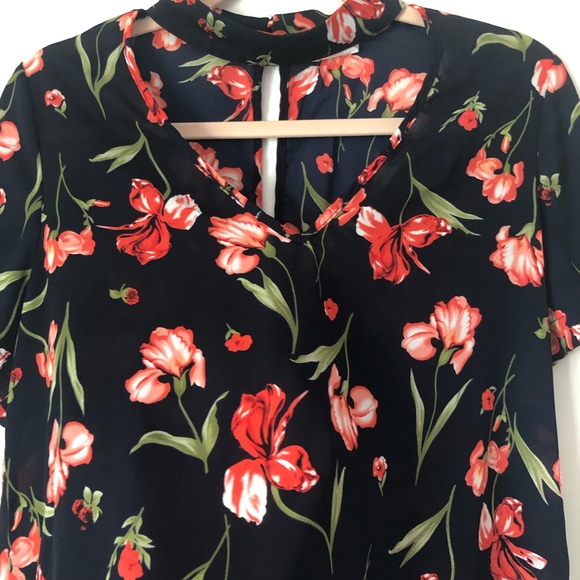 Floral top size medium 🌸 - Picture 3 of 4